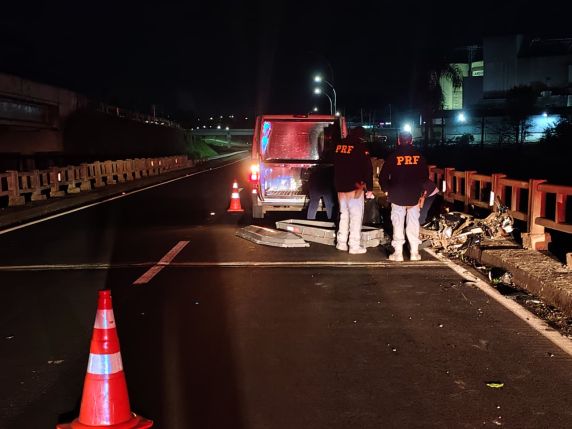 Acidente ocorreu por volta das 4h, no km 355 da rodovia proximo à ponte sobre o Arroio Estrela