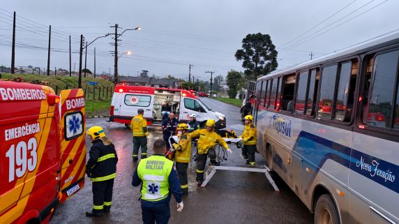 Colisão entre ônibus e dois caminhões deixa 23 pessoas feridas em Xanxerê; duas vítimas tiveram suspeita de fraturas e foram encaminhadas para atendimento hospitalar.