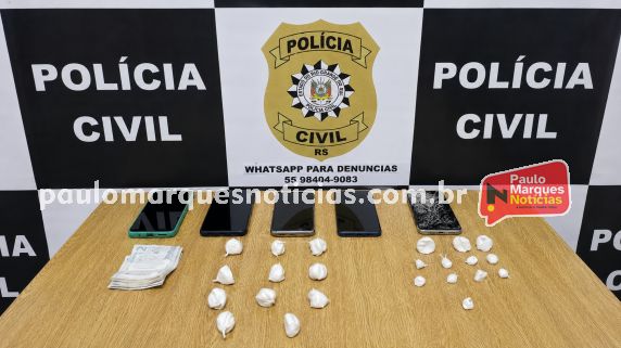 Ação cumpriu dois mandados de busca e apreensão e resultou na apreensão de 23 buchas de cocaína e cinco celulares