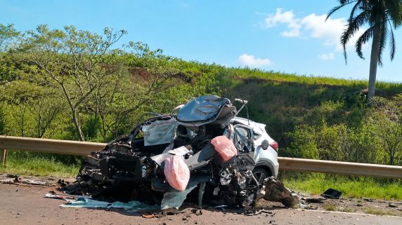 Colisão frontal entre uma carreta e um carro de passeio ocorreu na tarde desta sexta-feira (21), próximo ao trevo de Pejuçara