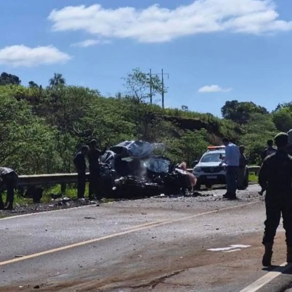 Colisão frontal entre uma carreta e um carro de passeio ocorreu na tarde desta sexta-feira (21), próximo ao trevo de Pejuçara