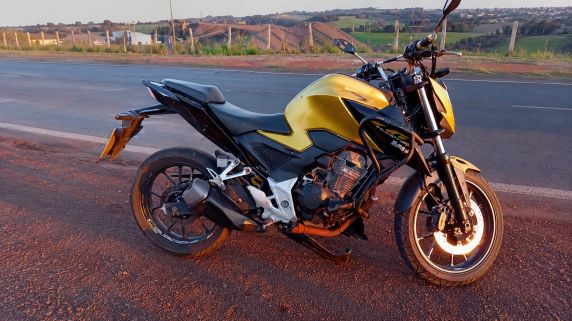 Motociclista teria perdido o controle após um cachorro atravessar a rodovia; vítimas foram socorridas pelo SAMU.