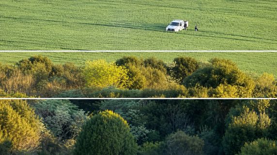 Suspeitos fugiram em veículo roubado e foram localizados após cerco policial em uma área rural de Santa Bárbara do Sul; arma de fogo foi apreendida.