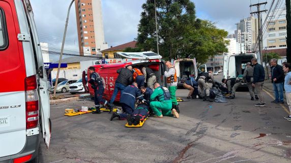Paciente de 65 anos estava sendo levado para atendimento médico quando a ambulância foi atingida por um carro e capotou