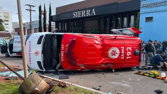 Acidente com ambulância do Samu deixa paciente morto e três socorristas feridos em Passo Fundo - foto 2