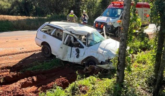 Acidente ocorreu na tarde deste sábado (22); ocupantes do ônibus não tiveram ferimentos graves e trânsito segue em pare e siga no trecho.