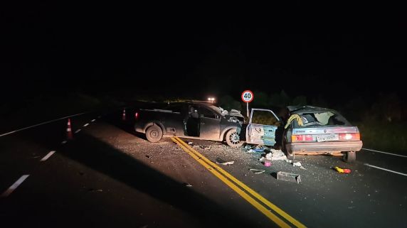 Colisão envolvendo um Ford Escort e uma Volkswagen Saveiro ocorreu na noite deste sábado (22); circunstâncias do acidente ainda são apuradas