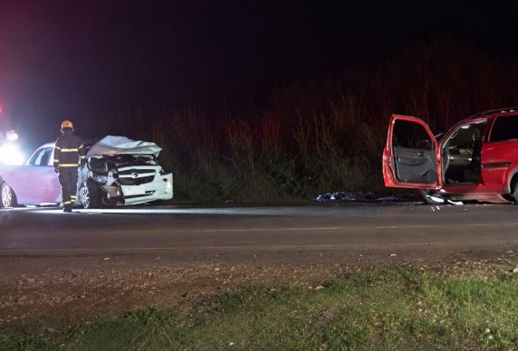 Acidente envolveu Gol e Spin e foi registrado por volta das 2h deste domingo; circunstâncias ainda devem ser apuradas