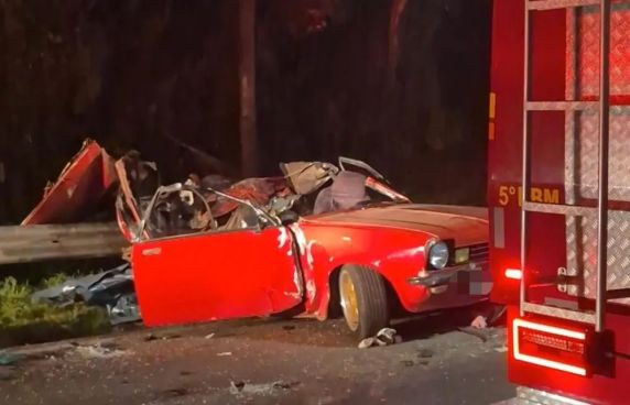 Acidente ocorreu na noite deste domingo, 23, na BR-470, próximo ao acesso ao bairro Nossa Senhora da Saúde.