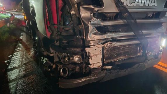 Acidente ocorreu na noite deste domingo, 23, na BR-470, próximo ao acesso ao bairro Nossa Senhora da Saúde.