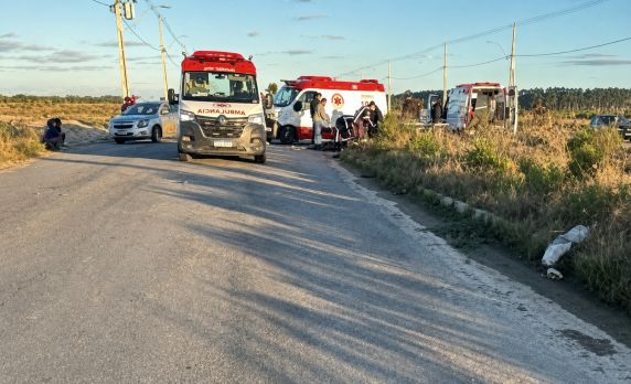 Um terceiro motociclista está em estado grave e três pessoas que assistiam à competição também ficaram feridas.