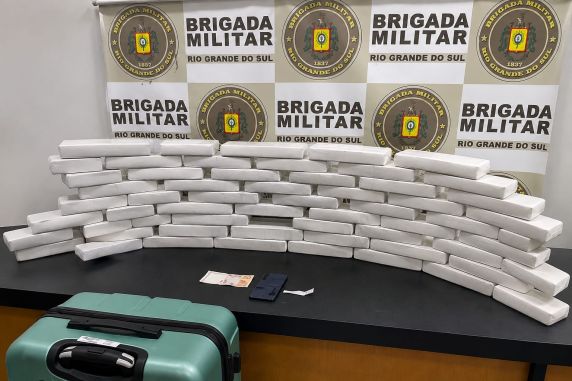 Passageiro de 18 anos foi abordado pelo 3º BPChq na Avenida Brasil Leste e afirmou que receberia R$ 2 mil para transportar a droga