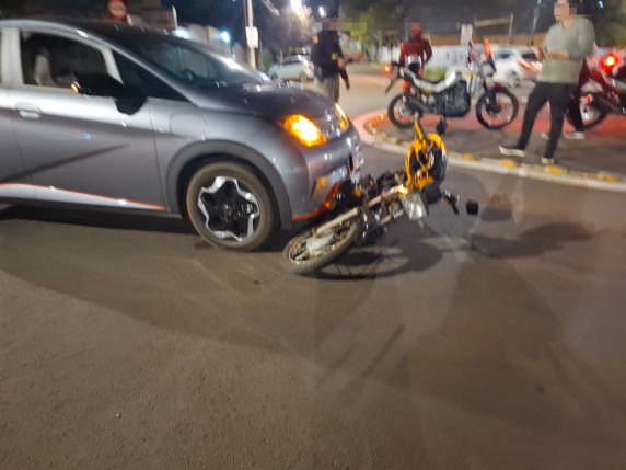 Acidente ocorreu na noite desta segunda-feira (24), na rotatória das ruas Pinheiro Machado e Tiradentes