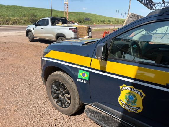 Dois homens foram presos durante a abordagem de uma caminhonete; carga seria entregue em Palmeira das Missões.