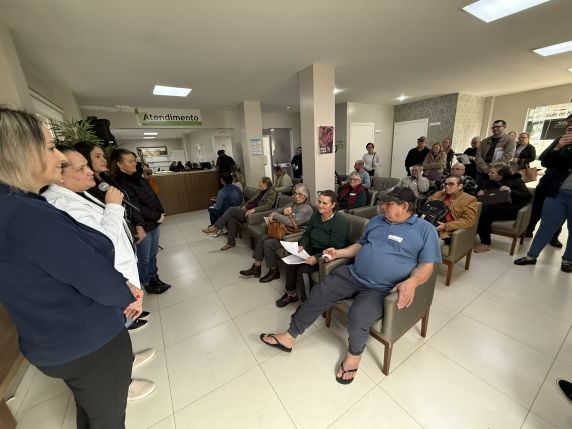 Música e acolhimento levaram fé e esperança a pacientes e familiares durante a espera por atendimento no setor de Oncologia do Hospital Vida & Saúde.