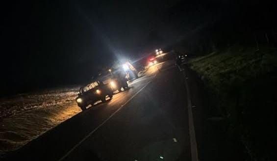 Homem de 73 anos morreu após o veículo que conduzia sair da pista na noite desta quarta-feira (26); circunstâncias do acidente ainda são apuradas.
