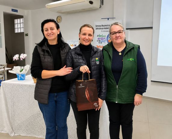Psicóloga Ana Paula Benatti palestrou para familiares de alunos durante programação da Semana Nacional da Pessoa com Deficiência Intelectual e Múltipla