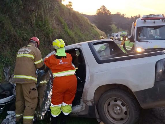 Acidente aconteceu no km 279 da rodovia, em São José do Herval; vítima, de 36 anos, ficou presa às ferragens e morreu no local