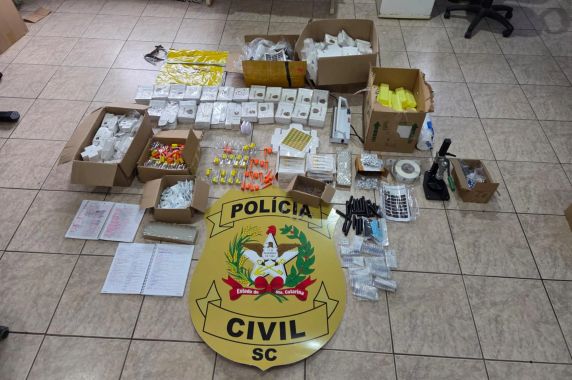 Foram expedidos 15 mandados de busca e apreensão. Destes, 12 foram cumpridos em Erechim, Aratiba e Viadutos, no norte gaúcho