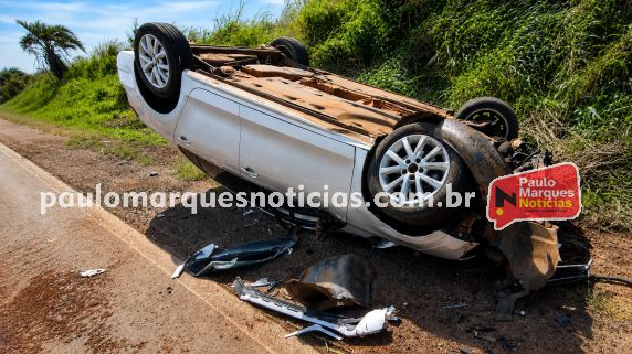 Acidente aconteceu após o meio-dia desta sexta-feira (28), no acesso ao Pesque e Pague Stein; jovem condutor não teve ferimentos graves.