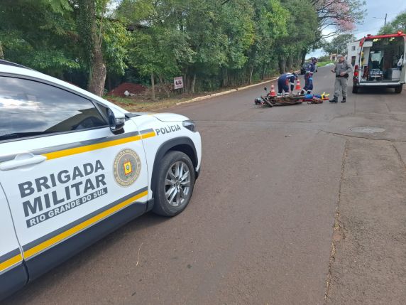 Acidente ocorreu na tarde desta sexta-feira (28), na Rua 12 de Outubro, próximo ao viaduto.