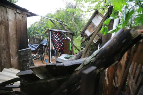 Problemas em telhados e quedas de árvores lideram ocorrências registradas pela Defesa Civil em todo o Estado