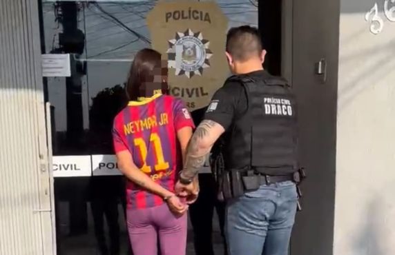 Mandados de prisão preventiva foram cumpridos pela DRACO; uma mulher foi presa no bairro Sagrada Família e outros dois investigados já estavam recolhidos ao sistema prisional.