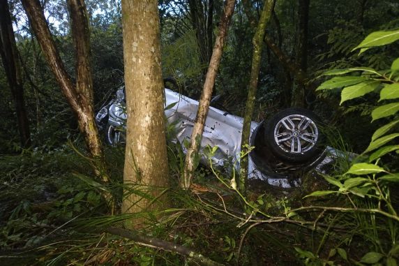 Acidente ocorreu na noite deste sábado (29), no km 350 da rodovia, em Tapes; vítimas feridas foram encaminhadas para atendimento médico.