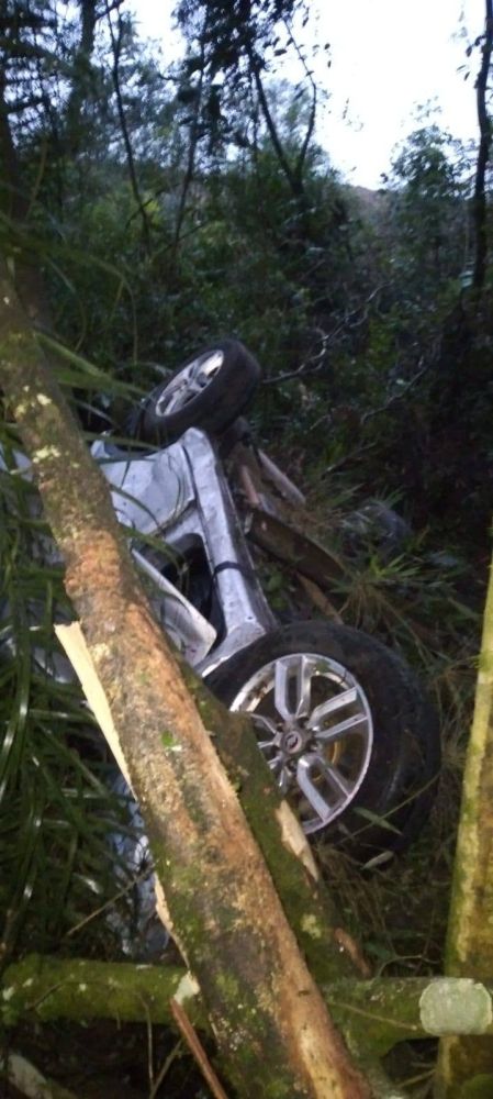 Saída de pista na BR-116 deixa quatro feridos e uma pessoa morta - foto 2