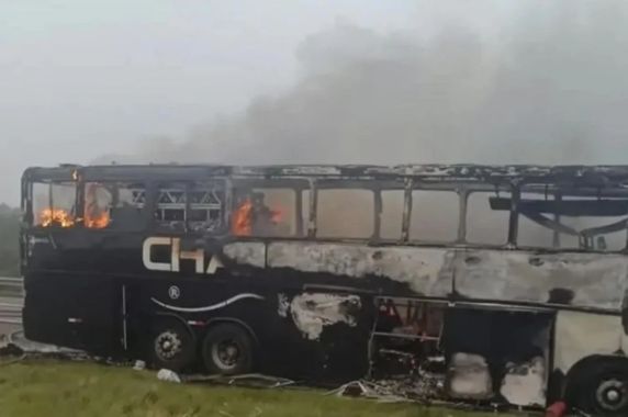 Músicos e equipe do grupo Chamamento viajavam pela BR-277, no interior do Paraná, quando ocorreu o incidente. Não houve feridos, mas grupo perdeu toda a estrutura e equipamentos