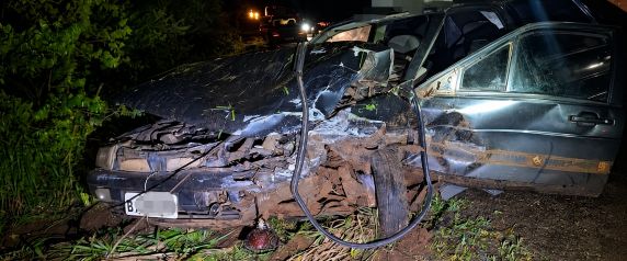 Acidente ocorreu na noite de domingo (30), na localidade de Esquina Gaúcha; um dos veículos saiu da pista e o trânsito foi temporariamente interrompido.