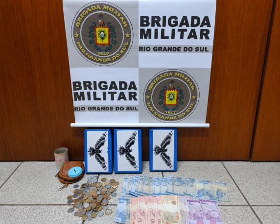 Policiais localizaram três pacotes com substância semelhante à cocaína sob o banco do motorista; veículo foi recolhido ao depósito.