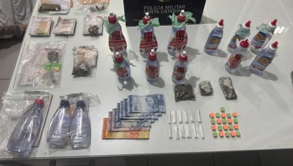 Cocaína, maconha, ecstasy, lança-perfume e dinheiro foram apreendidos durante a ação