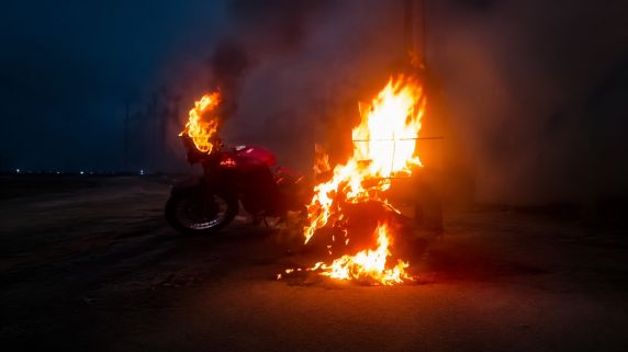Mulher afirmou que jovem de 21 anos acumulava multas e utilizava o veículo para realizar manobras perigosas; moto teria cerca de R$ 4 mil em débitos.