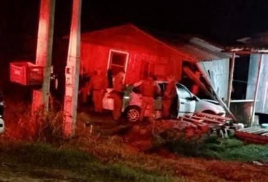 Acidente ocorreu na noite desta segunda-feira (31), na Vila São Francisco; condutor foi encaminhado de ambulância para atendimento médico.