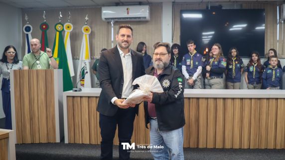 Programação iniciou com a condução do Fogo Simbólico e reúne escolas, autoridades e forças de segurança