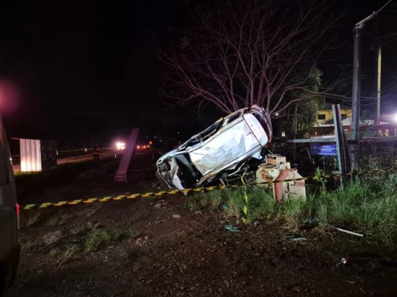 Toyota Hilux saiu da pista no km 14 da rodovia, em Mato Leitão; circunstâncias do acidente serão investigadas