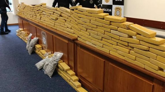 Polícia Civil apreendeu maconha, skank, balanças de precisão, celulares, documentos e um veículo; entorpecentes foram avaliados em cerca de R$ 500 mil