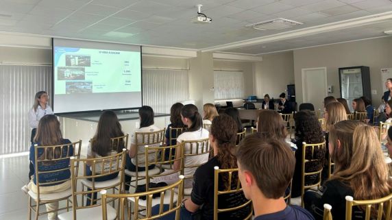 Visita técnica aproximou os jovens da rotina hospitalar e apresentou diferentes áreas de atuação profissional na área da saúde.