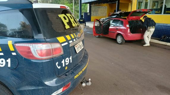 Ford Fiesta havia sido roubado no dia anterior, em Carazinho; condutor de 24 anos foi detido após desobedecer ordem de parada na BR-285