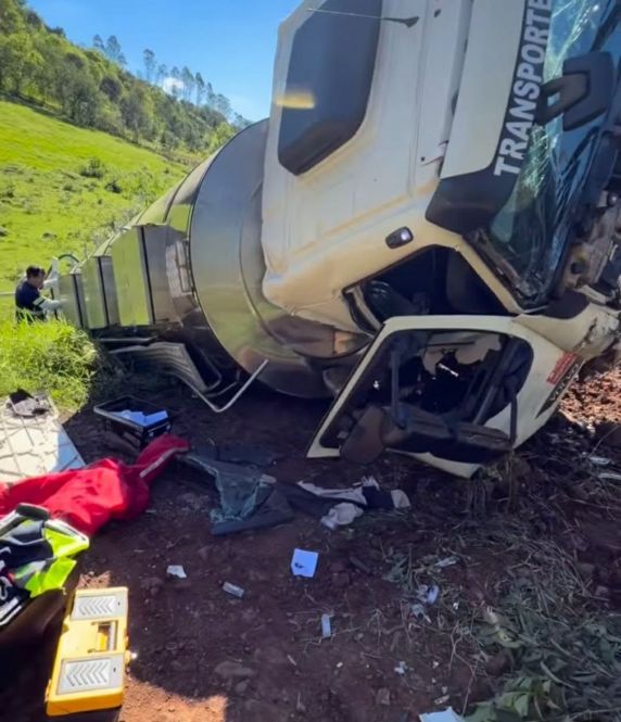 Veículo saiu da pista e tombou próximo à ponte sobre o Rio Turvo; motorista foi encaminhado ao hospital para avaliação médica