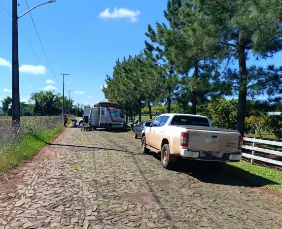 Motociclista sofreu corte profundo no pé, ficou preso à moto e precisará passar por cirurgia; filho que estava na garupa não se feriu