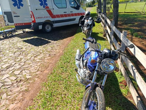 Motociclista sofreu corte profundo no pé, ficou preso à moto e precisará passar por cirurgia; filho que estava na garupa não se feriu