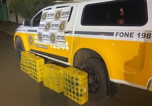 Droga era transportada no porta-malas de um GM/Onix; duas pessoas foram presas em flagrante e encaminhadas à Delegacia de Polícia de Três Passos