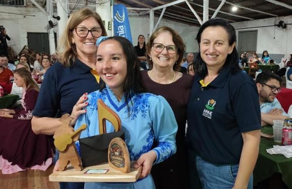 Roberta Anderle conquistou o primeiro lugar na categoria Apae ao interpretar “Querência Amada” durante evento promovido pelo CTG Querência Alegre, em Alegria.