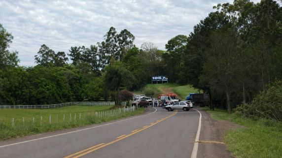 Acidente envolvendo uma Honda CG 150 e uma Fiat Toro ocorreu na tarde desta quinta-feira (3), na localidade de Linha Turvo