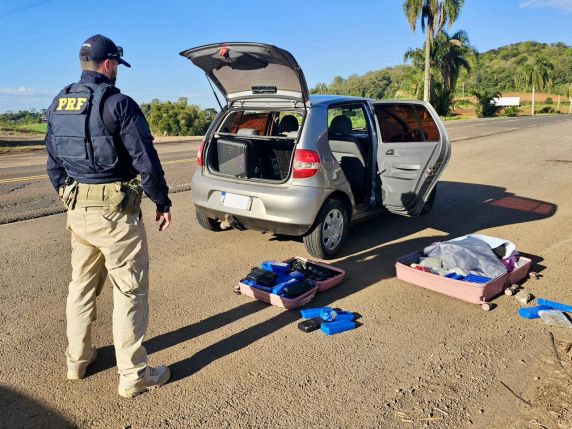 PRF apreendeu 25 quilos de drogas em veículo de aplicativo na BR-480; passageira de 22 anos foi presa e motorista foi liberado após prestar esclarecimentos.