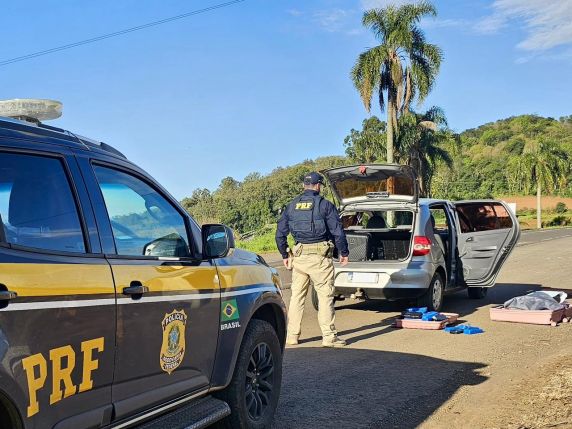 PRF apreendeu 25 quilos de drogas em veículo de aplicativo na BR-480; passageira de 22 anos foi presa e motorista foi liberado após prestar esclarecimentos.