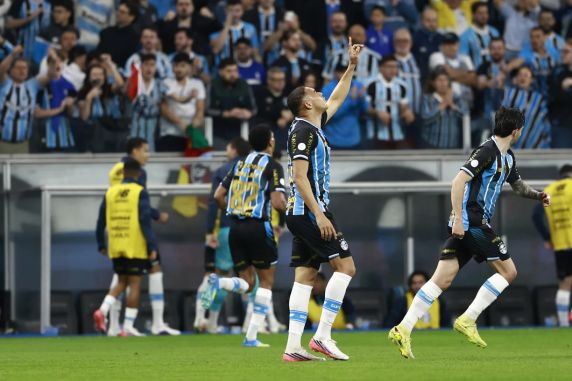 Gols do Tricolor foram marcados por Carlos Vinícius, duas vezes, e Krovinovi?; Vitinho descontou para o Colorado