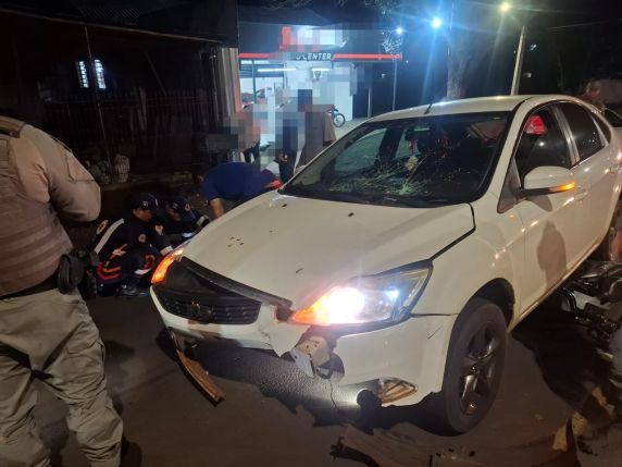 Acidente ocorreu na noite desta quinta-feira (3), no cruzamento da Rua Simão Hickembick com a Avenida Brasil, no bairro Elizabeth.